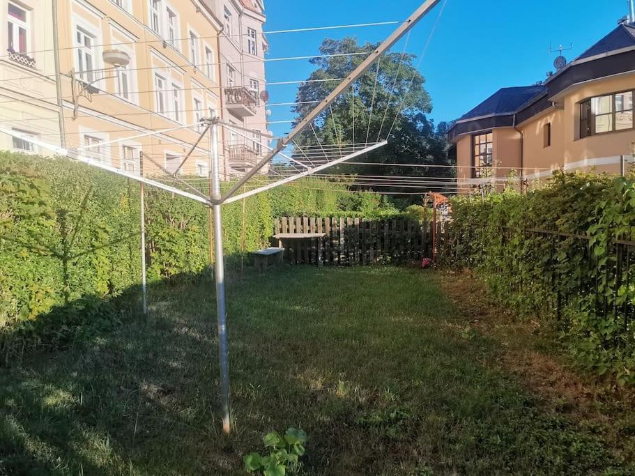 Ubytovani Ester - Utulny Byt V Lazenskem Centru Karlovych Varu Se Zahradkou Apartman Karlovy Vary Kültér fotó